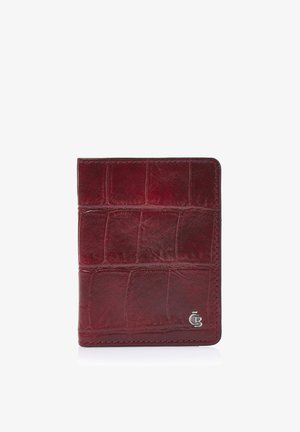 Bordeaux leren portemonnee met een krokodillenpatroon textuur en een klein zilveren "CB"-logo rechtsonder.