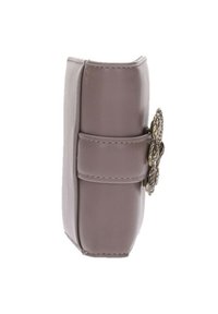 Cartera de piel sintética suave color malva con un cierre floral metálico, que presenta una forma rectangular compacta y una textura lisa.