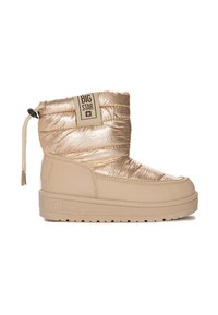 Stivali alla caviglia beige e oro metallico con texture gonfia, punta rotonda e suola in gomma. Presentano un laccio e un'etichetta con il logo sul lato.