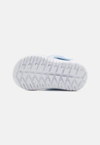 adidas Performance WINTERPLAY KIDS - Zimní obuv - glow blue/blue spark/clear mint