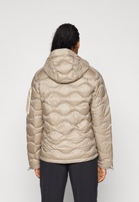 Peak Performance HELIUM UTILITY HOOD JACKET - Gewatteerde jas - avid beige/sand fog/hydro fresh