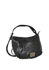 Bolso de mano de cuero negro con un patrón texturizado de serpiente, que cuenta con una correa corta para el hombro y una placa de logo dorada en el frente.