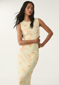 Stradivarius PRINTED - Robe longue - gold-coloured