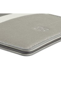 Billetera de cuero gris con textura suave, que presenta delgadas rayas blancas y grises y esquinas redondeadas. Sutil detalle de logotipo en relieve.