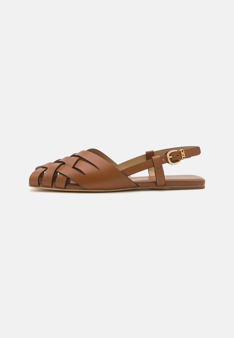 Sandal cu toc înalt din piele maro, cu un design de curea împletită, călcâi deschis și închidere cu cataramă ajustabilă. Talpă plată cu textură minimă.