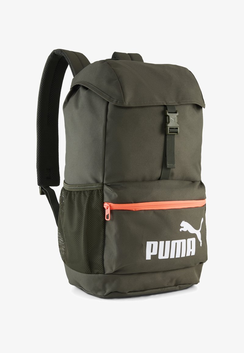 Olíva zöld hátizsák, tartós anyagból, felhajtható fedéllel, narancssárga cipzáros zsebbel, hálós oldalsó zsebbel és fehér logóval.