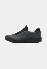 Baskets de sport légères gris foncé avec semelle noire et lacets élastiques, vues de profil gauche sur fond uni.