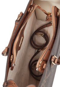 Interno della borsa grigia con dettagli in pelle marrone. Presenta scomparti con zip multipli, foderatura in tessuto liscio e manici a spirale.