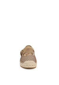 Tomaia in tessuto marrone intrecciato con cinturino in pelle beige, punta tonda e dettagli in juta stile espadrilles attorno alla suola.