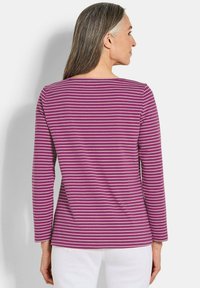 Langärmliges Oberteil im lila-weißen gestreiften Design. Mit rundem Ausschnitt und lockerem Schnitt, aus weichem, atmungsaktivem Material gefertigt.