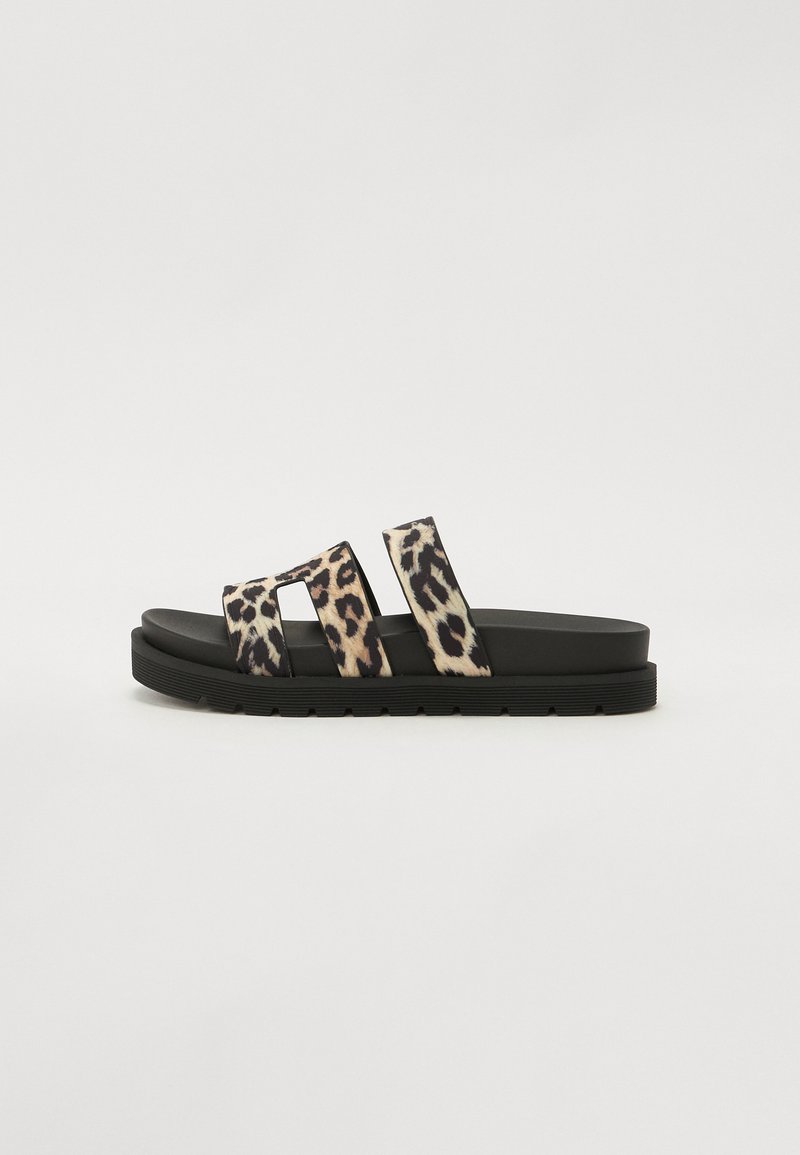 Leopardenmuster-Sandalen mit drei breiten Riemen, schwarzer Gummisohle, flacher Sohle und glatter Textur.