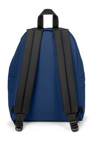 Sac à dos bleu avec des bretelles rembourrées noires et une poignée noire sur fond blanc.