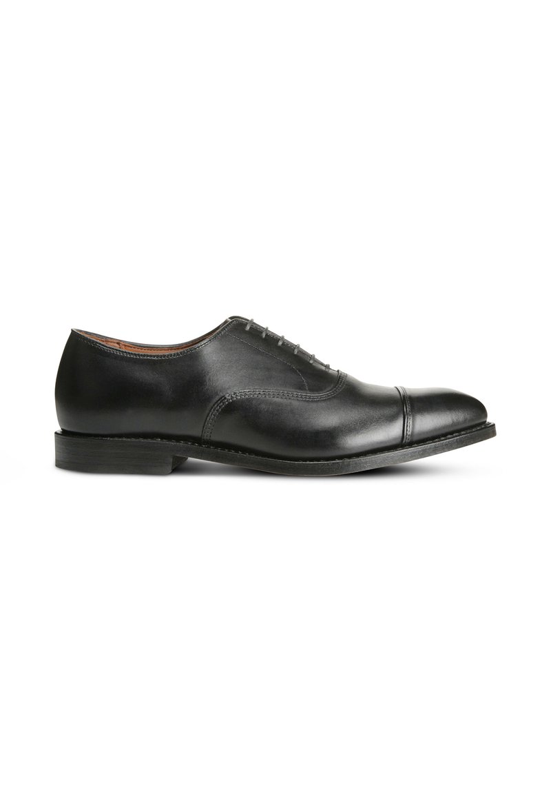 Scarpa da uomo in pelle nera con finitura liscia, punta tonda, cinque occhielli per i lacci e tacco basso a più strati. Presenta dettagli di cuciture sottili.