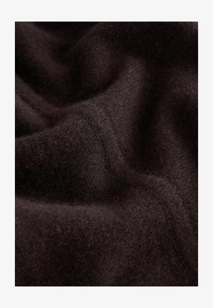 Pehmeä, tumma ruskea kangas, jossa on sileä pinta ja kevyt kiilto, sisältäen hienovaraisia vaihteluita ja ohuita kuituja. Kaarevat laskokset luovat syvyyttä.