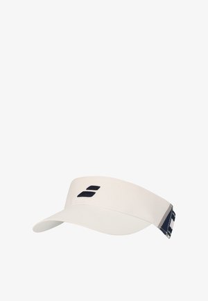 Visiera sportiva bianca con visiera curva e logo nero sulla parte anteriore, dotata di una cinturino regolabile blu e bianco sul retro.