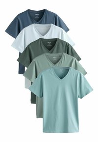 Cinci tricouri cu mânecă scurtă și decolteu în V, �în culori variate: bleu închis, alb, verde închis, verde deschis și teal; material din bumbac, design simplu.