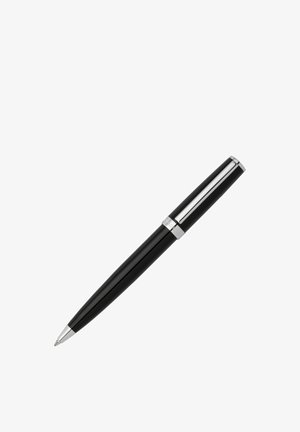 Czarny i srebrny długopis z klipsem i zwężonym końcem na białym tle, ustawiony ukośnie.