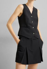 DESIGNERS REMIX Väst - black