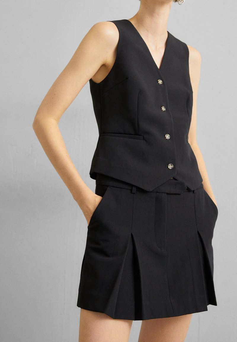 DESIGNERS REMIX Väst - black