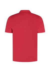 Czerwona koszulka polo z kołnierzykiem i krótkimi rękawami, o gładkiej, jednolitej fakturze, bez widocznych wzorów czy logo.