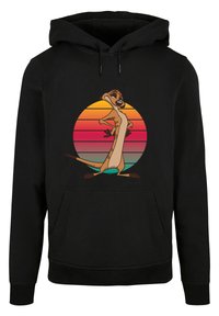 Felpa nera con cappuccio che presenta un personaggio dei cartoni animati con pelliccia marrone e beige, posizionato su uno sfondo circolare multicolore con righe rosa e arancioni.
