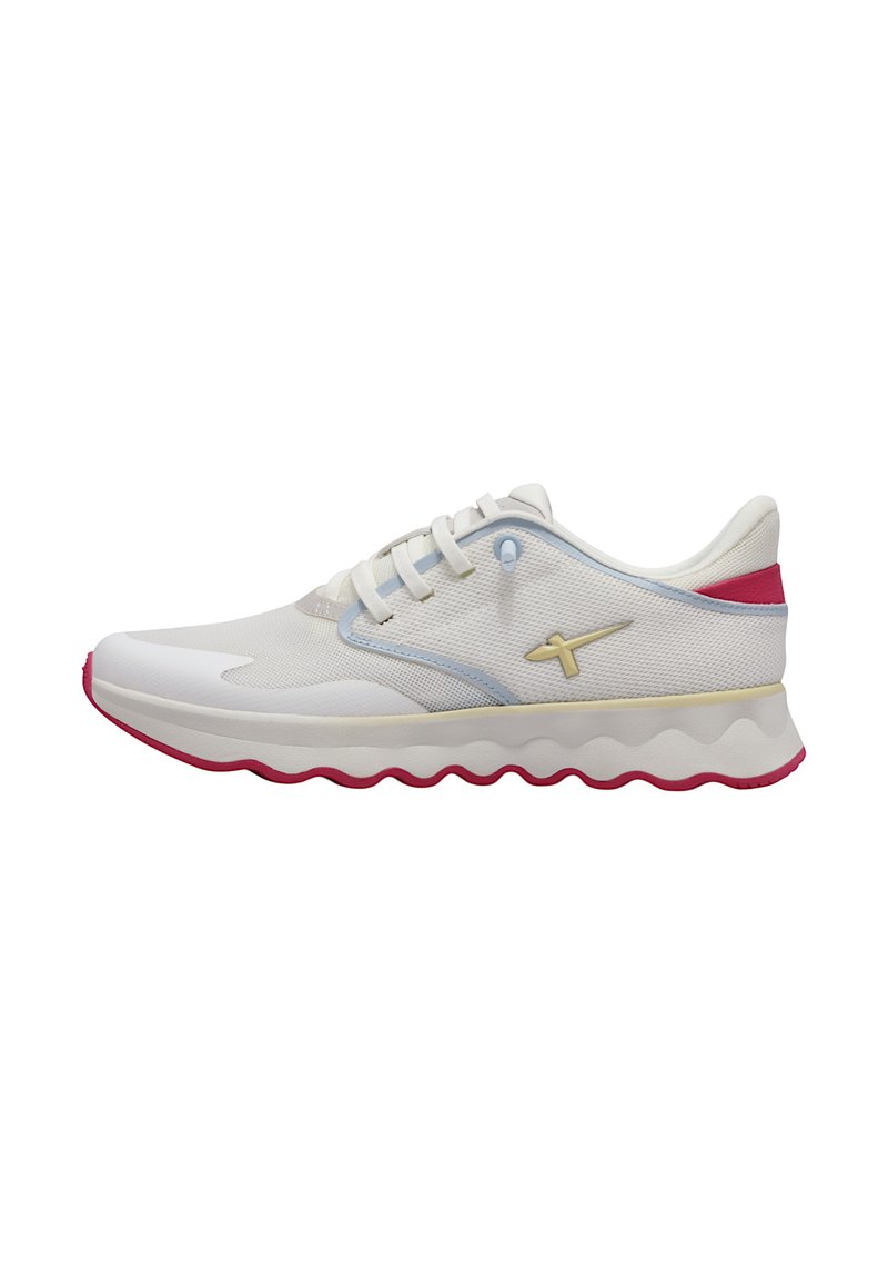 Scarpe da corsa leggere in mesh bianco con suola ondulata. Presentano dettagli in verde menta e rosa, con lacci piatti e un minimo di branding.
