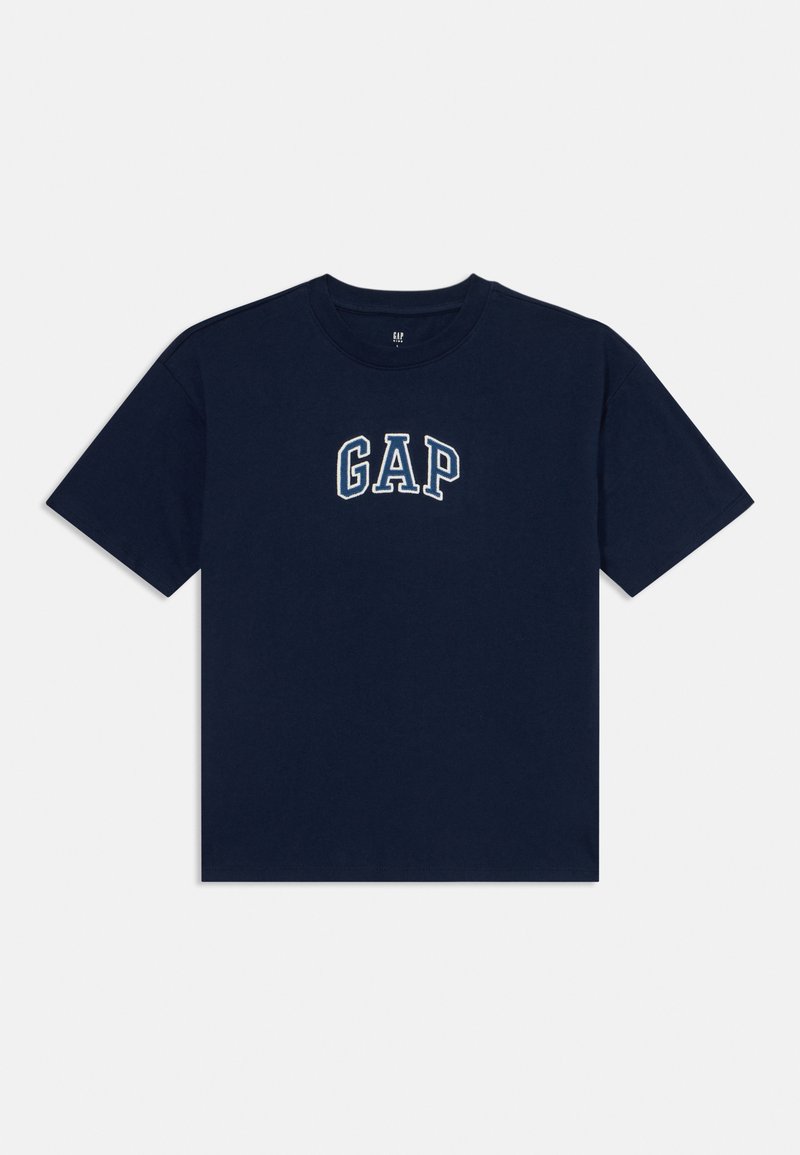 Jūras spēku kokvilnas T-krekls ar īsām piedurknēm, kuram ir izliekts "GAP" logotips baltā un gaiši zilā krāsā krūtīs. Klasiska piegriezuma un apaļa kakla izgriezums.