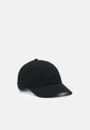 Casquette de baseball noire Nike avec une visière incurvée et un logo brodé à l'avant, exposée sur une surface blanche.