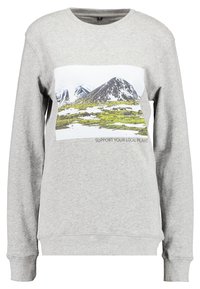 Sweatshirts cinzentos com gola redonda, apresentando uma impressão frontal de montanhas e relva, e o texto "APOIE O SEU PLANETA LOCAL" abaixo do design.