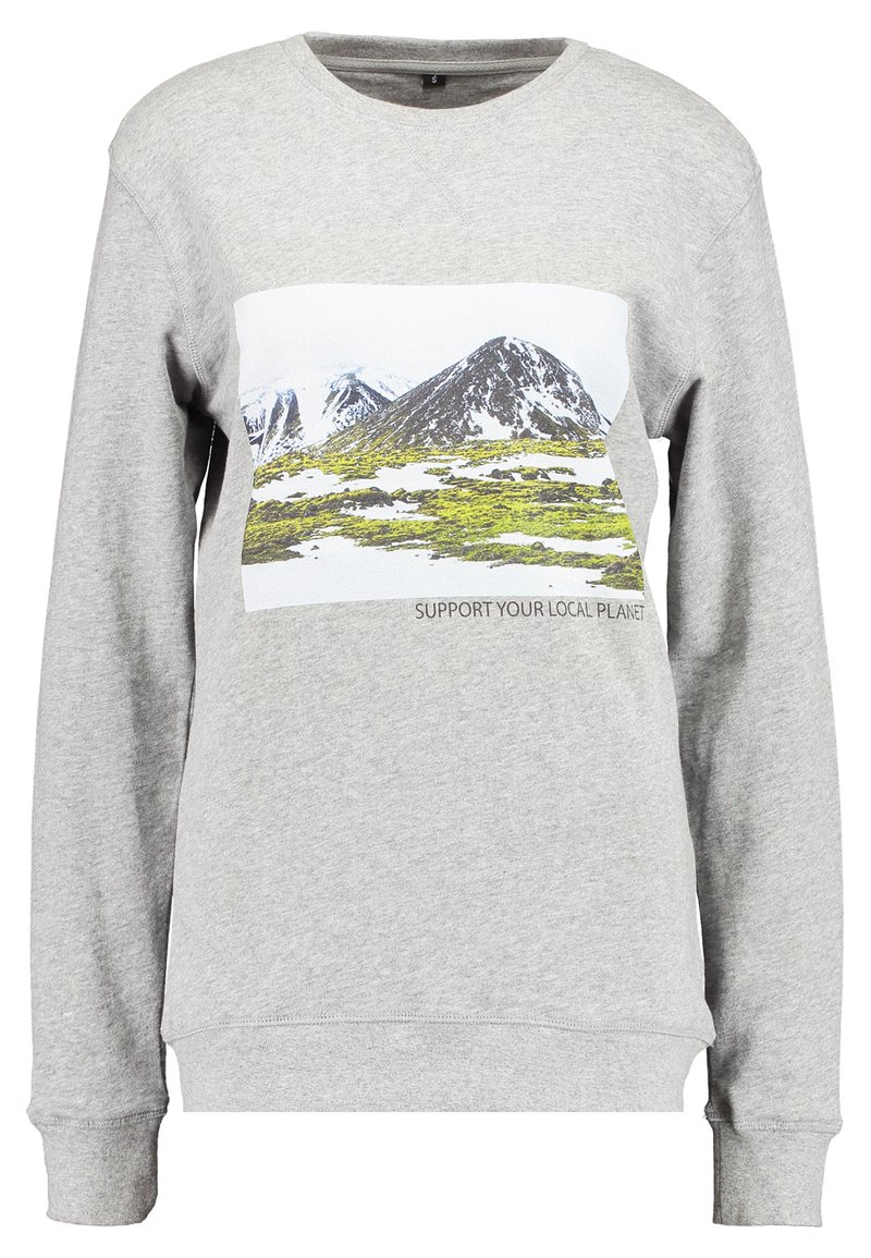 Graue Sweatshirts mit Rundhals, ausgestattet mit einem Frontdruck von Bergen und Gras, und dem Text "UNTERSTÜTZE DEINEN LOKALEN PLANETEN" unter dem Design.