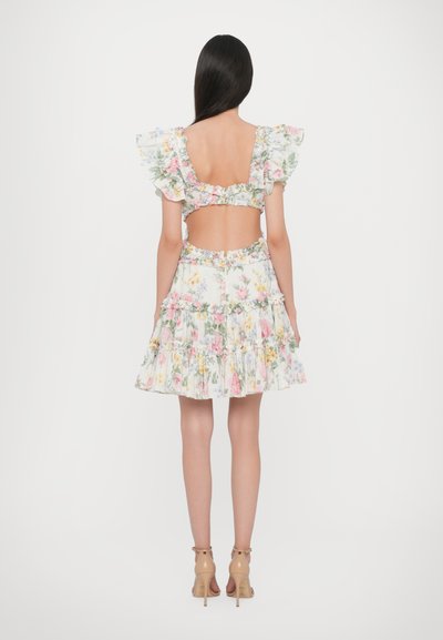 Abito floreale con design scoperto sulla schiena, maniche a volant e gonna a strati con motivi rosa pastello e verde. Tessuto morbido, lunghezza sopra il ginocchio.