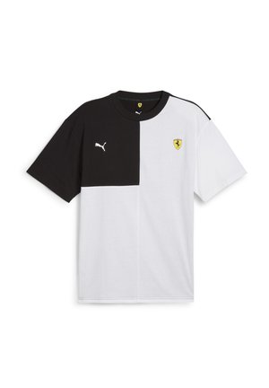 Melna un balta kokvilnas T-kreklā ar apaļu kakla izgriezumu, uz kreisās puses ar PUMA logo un uz krūtīm ar Ferrari emblēmu.
