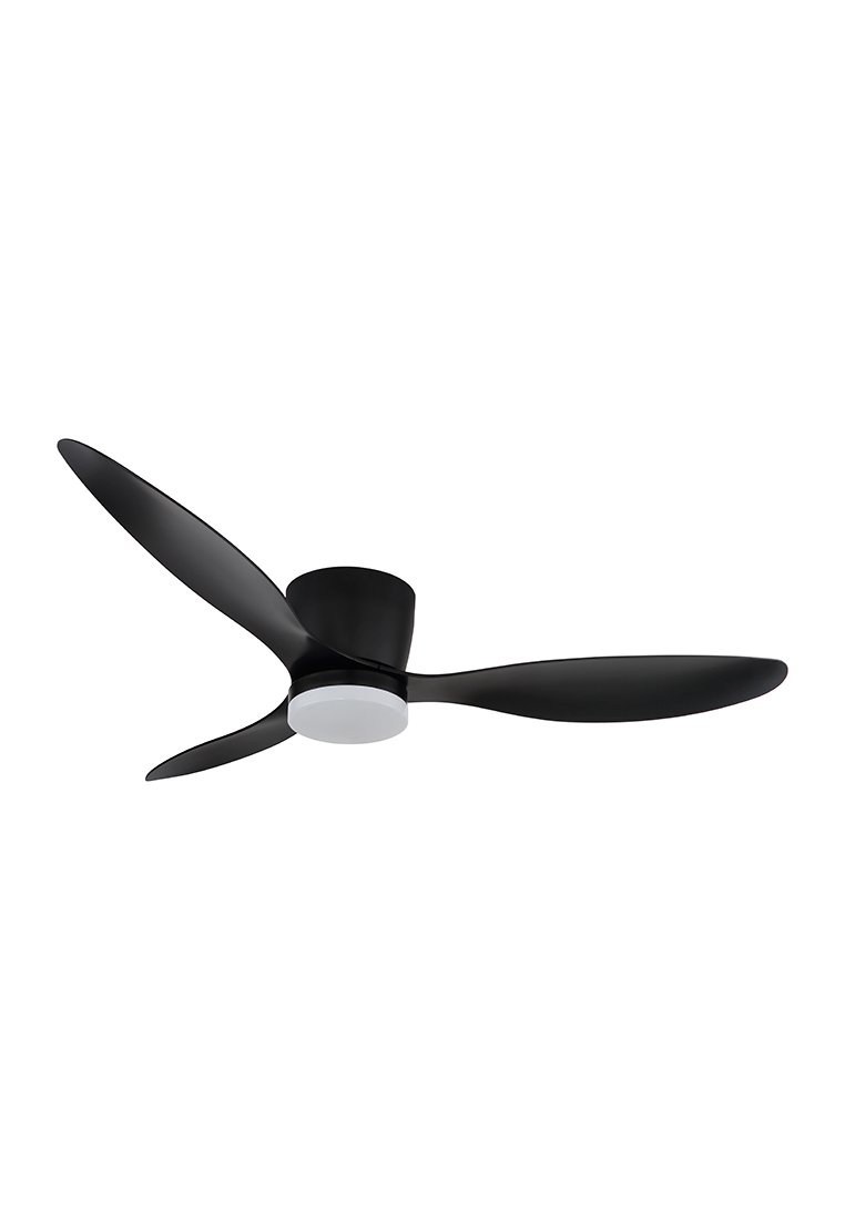 Stropní ventilátor s třemi černými lopatkami a centrálním světelným zařízením, navržený pro moderní vnitřní prostory.