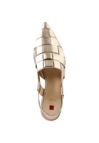 Chaussure slingback en cuir doré avec un bout pointu, design supérieur tissé, des sangles latérales et un petit détail carré rouge sur la semelle.