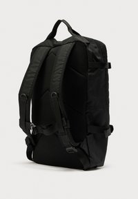 Sac à dos noir avec bretelles rembourrées en mesh, boucles réglables et surface texturée au design élégant et épuré.