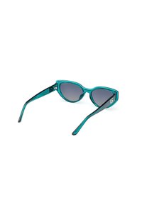 Gafas de sol de ojo de gato con un marco de acetato en color teal, lentes grises degradados y detalles negros en las patillas. Diseño elegante con un acabado brillante.