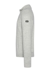 Hellgrauer Strickpullover mit Kragen, gerippten Ärmelbündchen und Saum. Verfügt über ein schwarzes Logo-Patch am Oberarm. Gerader Schnitt.