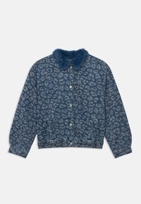 Μπλε τζάκετ από τζιν με ξεθωριασμένο λεοπάρ σχέδιο, μπλε συνθετική γούνα στον γιακά, μπροστινό κλείσιμο με κουμπιά, ελαστική μέση και δύο μπροστινές τσέπες.