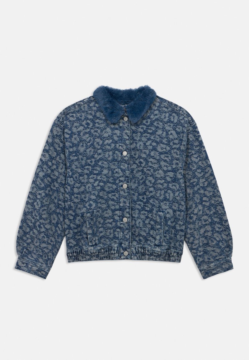 Μπλε τζάκετ από τζιν με ξεθωριασμένο λεοπάρ σχέδιο, μπλε συνθετική γούνα στον γιακά, μπροστινό κλείσιμο με κουμπιά, ελαστική μέση και δύο μπροστινές τσέπες.