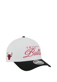 Weißer Baseballschläger mit schwarzem Schirm, trägt "Chicago Bulls" in roter Schreibschrift und ein rotes Bullenlogo an der Seite. Hergestellt aus Stoff.