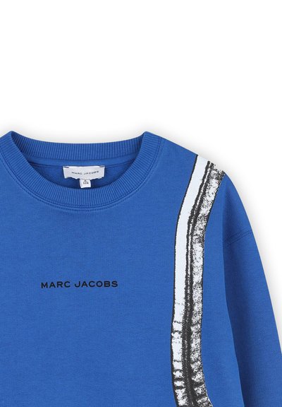 Felpa in cotone blu con logo nero "MARC JACOBS" sul davanti e un'accentuazione a righe bianche con finitura texture su un lato.