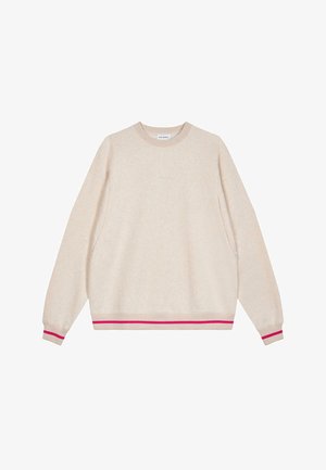 Sudadera color beige con mangas largas, cuello redondo y tejido texturizado. Presenta acentos de rayas en rosa y rosa oscuro en el dobladillo y los puños.