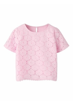 Blouse rose à manches courtes en dentelle avec motifs floraux ajourés, col rond, ourlet festonné et fermeture par boutons au dos.