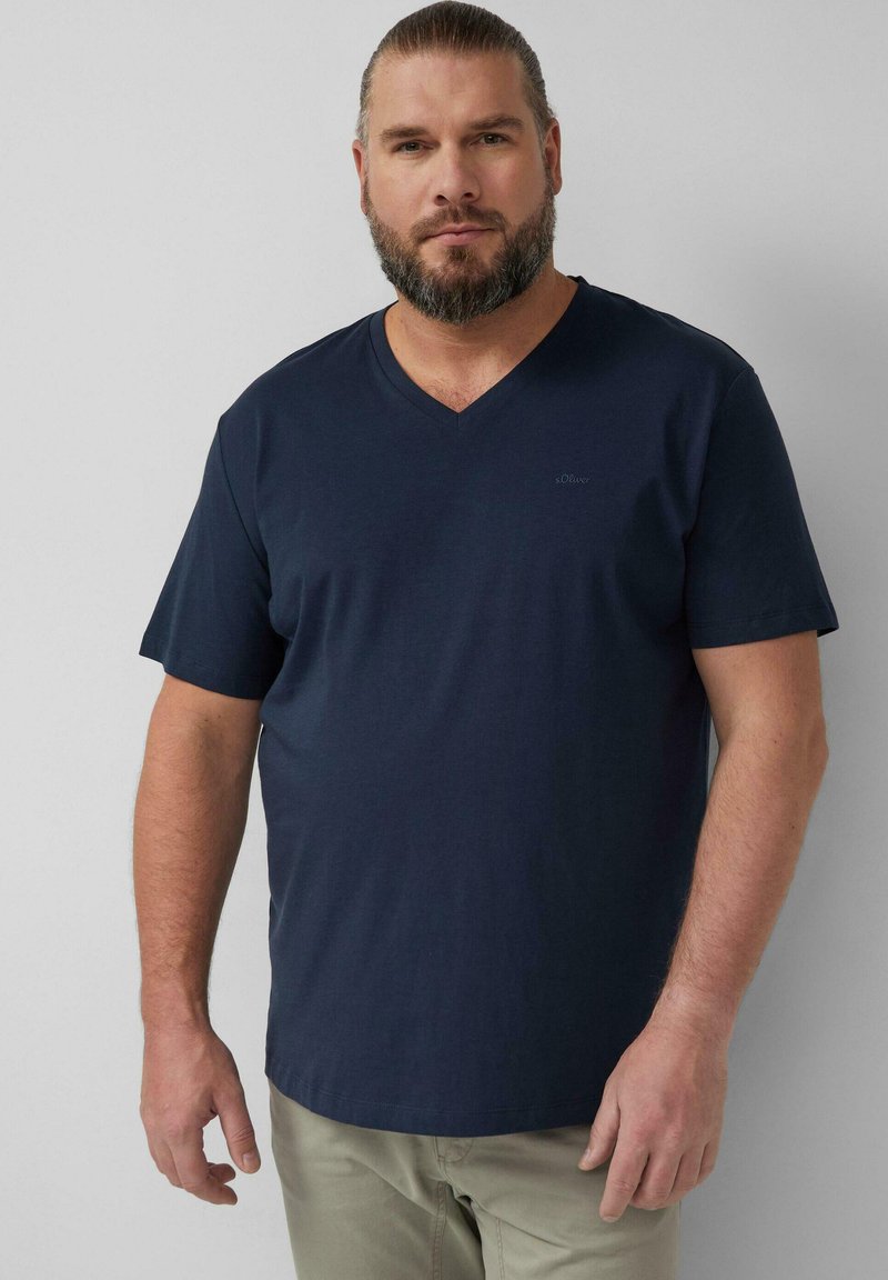 Navyblaues V-Ausschnitt-T-Shirt aus Baumwolle; kurze Ärmel; dezentes Branding auf der Brust; lockere Passform, glatte Textur.