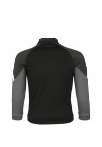 Achteraanzicht van een zwarte sportjack met grijze accenten; heeft gestructureerde schouderpanelen, een hoge kraag en lange mouwen.