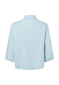 Helles Blau, kurzärmliges Hemd mit kragen, leicht cropped Silhouette, glatte Textur und sauberes Finish am Saum und an den Ärmeln.