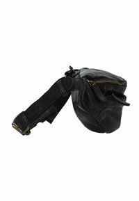 Schwarze Lederbeuteltasche mit einem strukturierten Tragegurt, Reißverschluss und geschwungenem Design. Verfügt über eine kleine Seitentasche und Messingakzente.