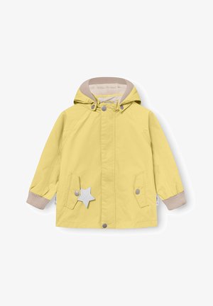 Jachetă galbenă pentru copii cu glugă, manșete bej cu dungi și căptușeală la guler, închidere cu capse și etichetă albă în formă de stea pe buzunar.