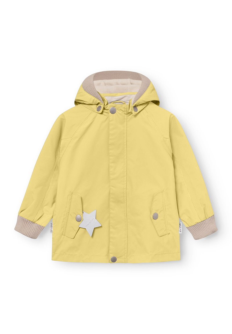 Rumena otroška jakna s kapuco, z bež rebrastimi manšetami in podlogo ovratnika, zapenjanjem na pritisne gumbe in belim zvezdastim obeskom na žepu.