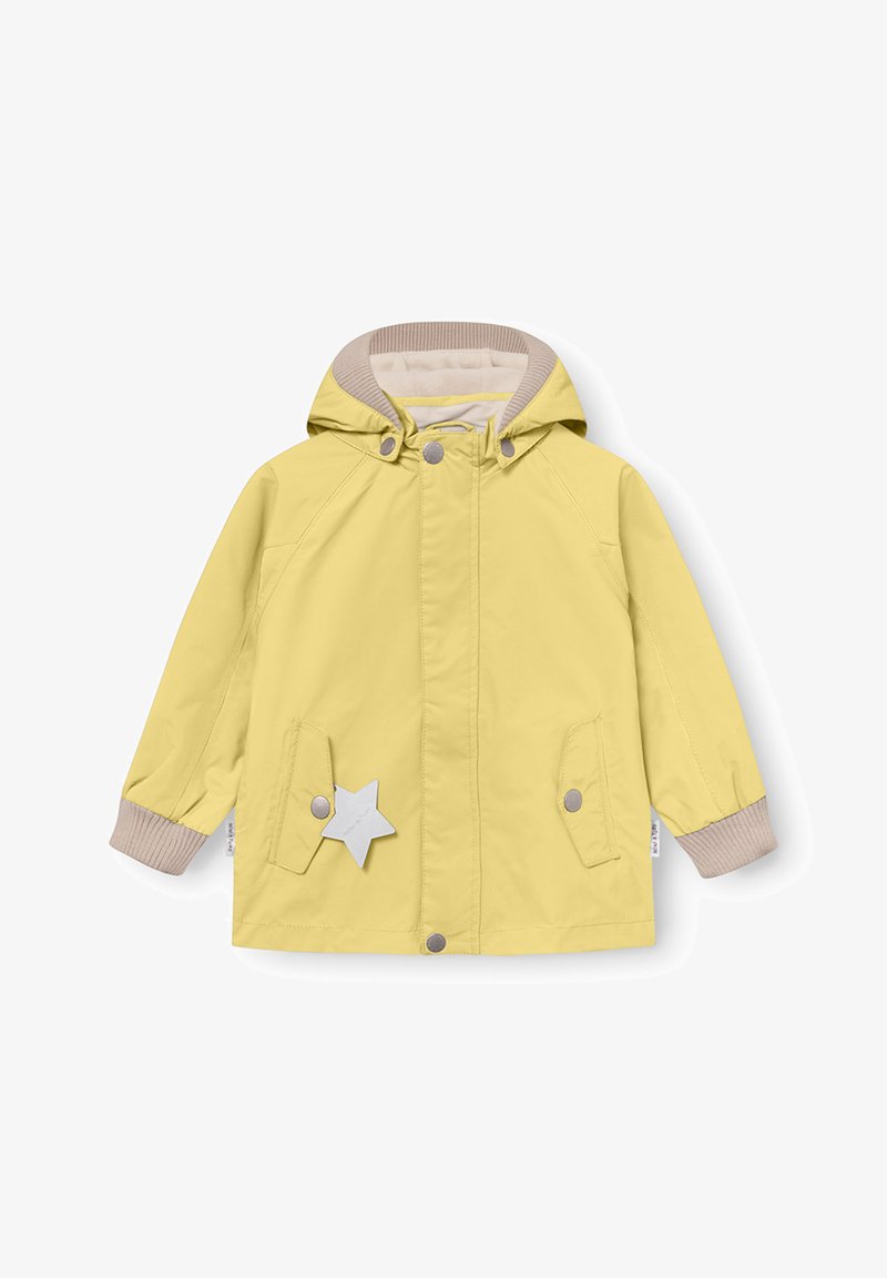 Rumena otroška jakna s kapuco, z bež rebrastimi manšetami in podlogo ovratnika, zapenjanjem na pritisne gumbe in belim zvezdastim obeskom na žepu.